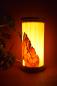 Preview: Kleine, handgefertigte Olimba Tischlampe aus Olivenholz und Limba, die warmes und stimmungsvolles Licht spendet. Ideal für Schreibtische oder Nachttische.