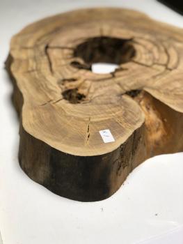 Urige Olivenbaum-Scheibe mit zentralem Loch, ideal zum Füllen mit Epoxidharz und bereit für kreative Projekte.