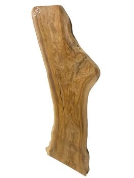 Olivenholz Bohle mit beeindruckender Maserung und natürlichem Rindenanteil, ideal für kreative Projekte.