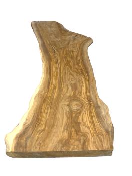 Olivenholz Bohle mit beeindruckender Maserung und natürlichem Rindenanteil, ideal für kreative Projekte.