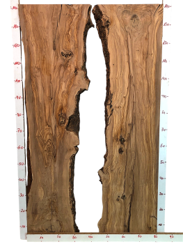 Fertiges Rivertable Set aus zwei charaktervollen Olivenholz Brettern, ideal für kreative Tischprojekte