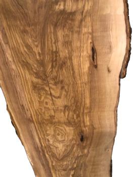 Wunderschönes Olivenholzbrett in sehr ausdrucksstarker, uriger Form – ideal für kreative Projekte und Epoxidharz-Anwendungen.