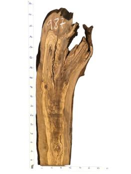 Rustikales, sehr großes Olivenholzbrett mit einzigartigem Charme aus einem 450 Jahre alten Baum – ideal für kreative Projekte und individuelle Designs.