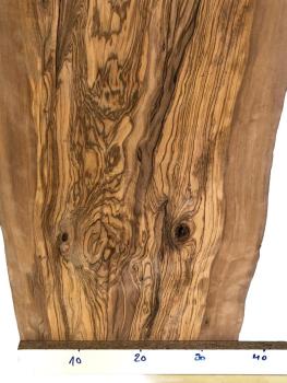 Rustikales, sehr großes Olivenholzbrett mit einzigartigem Charme aus einem 450 Jahre alten Baum – ideal für kreative Projekte und individuelle Designs.