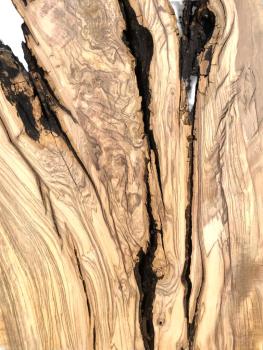 Rustikales, sehr großes Olivenholzbrett mit einzigartigem Charme aus einem 450 Jahre alten Baum – ideal für kreative Projekte und individuelle Designs.