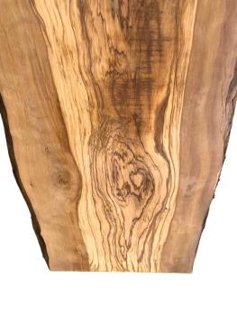 Rustikales, sehr großes Olivenholzbrett mit einzigartigem Charme aus einem 450 Jahre alten Baum – ideal für kreative Projekte und individuelle Designs.
