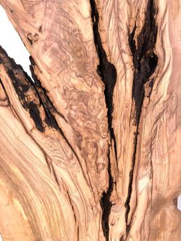 Rustikales, sehr großes Olivenholzbrett mit einzigartigem Charme aus einem 450 Jahre alten Baum – ideal für kreative Projekte und individuelle Designs.