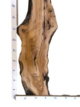 Wunderschönes Olivenholzbrett mit toller Struktur und Maserung – ideal für rustikale Projekte.