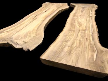 Set aus zwei traumhaft strukturierten Olivenholzbrettern, ideal für den Bau eines Rivertables.