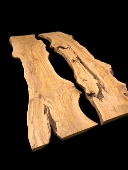 Rivertable Set aus zwei charaktervollen Olivenholzbrettern, perfekt für kreative Projekte und individuelle Gestaltung.