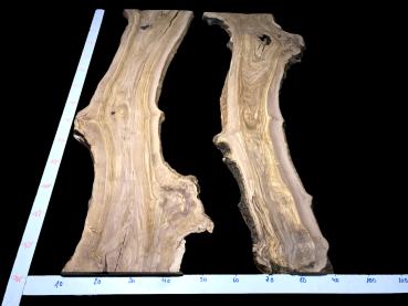 Vorbereitetes Rivertable Set aus zwei traumhaft strukturierten Olivenholzbrettern, ideal für kreative Tischprojekte.