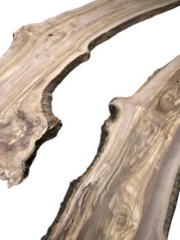 Vorbereitetes Rivertable Set aus zwei traumhaft strukturierten Olivenholzbrettern, ideal für kreative Tischprojekte.
