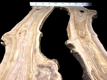 Vorbereitetes Rivertable Set aus zwei traumhaft strukturierten Olivenholzbrettern, ideal für kreative Tischprojekte.
