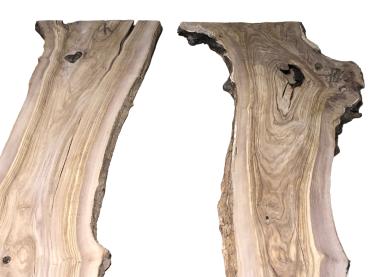 Vorbereitetes Rivertable Set aus zwei traumhaft strukturierten Olivenholzbrettern, ideal für kreative Tischprojekte.