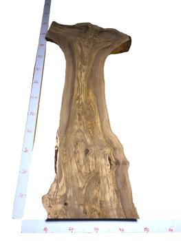 Uriges Olivenholzbrett mit natürlicher Gabelung und Rindenanteil. Die beeindruckende Maserung und Struktur machen es zum idealen Material für rustikale Projekte.