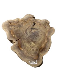 Kammergetrockneter Querschnitt vom Olivenbaum mit einzigartiger Form und Farbnuancen, ideal für individuelle Projekte.