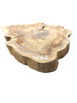 Kammergetrockneter Querschnitt vom Olivenbaum mit einzigartiger Form und Farbnuancen, ideal für individuelle Projekte.