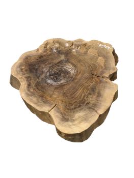 Kammergetrockneter Querschnitt vom Olivenbaum mit einzigartiger Form und Farbnuancen, ideal für individuelle Projekte.