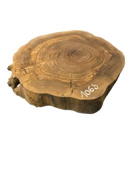 Kammergetrockneter Olivenholzquerschnitt, fast rund, ideal für individuelle Projekte mit dunklerer Farbgebung.