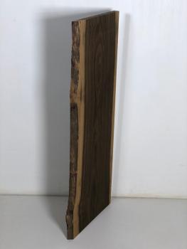 Schönes Regalbrett aus uralter Mooreiche, ideal für kreative Anwendungen und als dekoratives Element.