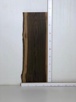 Schönes Regalbrett aus uralter Mooreiche, ideal für kreative Anwendungen und als dekoratives Element.
