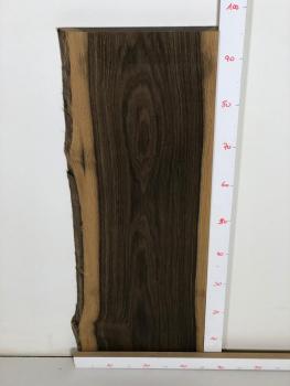 Schönes Regalbrett aus uralter Mooreiche, ideal für kreative Anwendungen und als dekoratives Element.