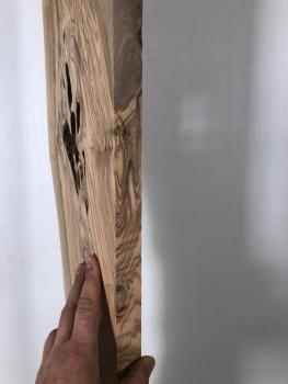 Einmalig schönes Olivenholzbrett mit geraden Anschnitten – ideal für den Thekenbau oder Fensterbänke.