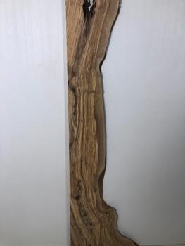 Einmalig schönes Olivenholzbrett mit geraden Anschnitten – ideal für den Thekenbau oder Fensterbänke.