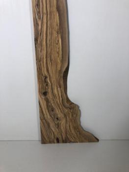 Einmalig schönes Olivenholzbrett mit geraden Anschnitten – ideal für den Thekenbau oder Fensterbänke.