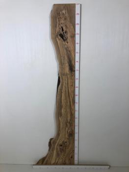Einmalig schönes Olivenholzbrett mit geraden Anschnitten – ideal für den Thekenbau oder Fensterbänke.