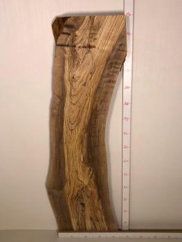 Sehr massive und breite Olivenholzbohle – ideal für stabile Projekte und kreative Anwendungen.