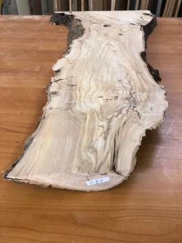 Charaktervolles Olivenholzbrett – ideal für Epoxidharz-Projekte und kreative Anwendungen.