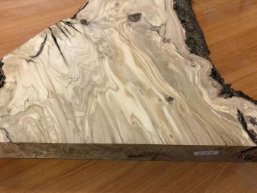 Charaktervolles Olivenholzbrett – ideal für Epoxidharz-Projekte und kreative Anwendungen.