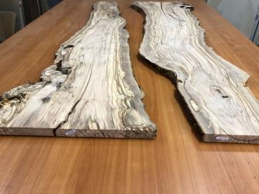 Zwei hochwertige Olivenholzbretter mit einzigartiger Maserung – ideal für Rivertable-Projekte und kreative Tischprojekte.