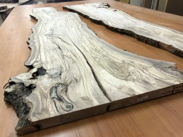 Zwei hochwertige Olivenholzbretter mit einzigartiger Maserung – ideal für Rivertable-Projekte und kreative Tischprojekte.
