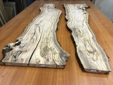 Zwei hochwertige Olivenholzbretter mit einzigartiger Maserung – ideal für Rivertable-Projekte und kreative Tischprojekte.