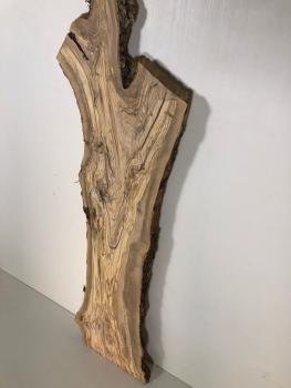 Imposantes Olivenholz Brett – perfekt für den Bau von Tischen, Theken oder Regalen.