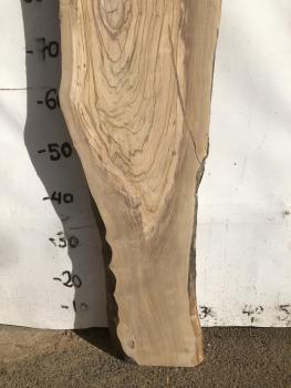 Preview: Olivenholzbrett mit charmanter Struktur, ideal für kreative Servierplatten und Epoxidharz-Projekte.