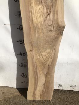 Olivenholzbrett mit charmanter Struktur, ideal für kreative Servierplatten und Epoxidharz-Projekte.