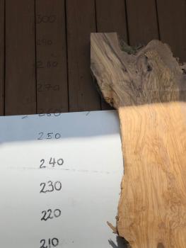 Große Olivenholz Bohle – perfekt für den Bau von Theken, Esstischen oder Arbeitsplatten.