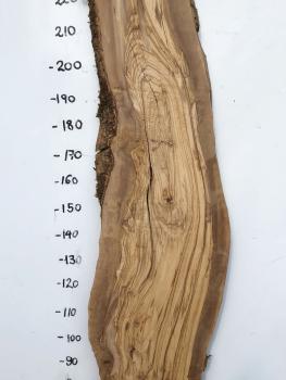 Große Olivenholz Bohle – ideal für den Bau von Theken, Esstischen oder Arbeitsplatten.