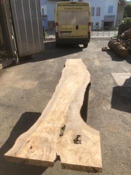 Große Olivenholz Bohle – ideal für den Bau von Esstischen, Theken oder Arbeitsplatten.