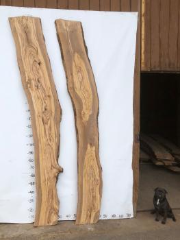 Zwei große Olivenholz Bohlen – ideal für den Bau von Regalbrettern, Sitzbänken oder rustikalen Tischen.