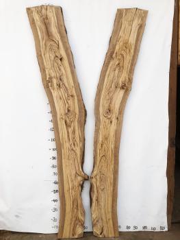 Zwei große Olivenholz Bohlen – ideal für den Bau von Regalbrettern, Sitzbänken oder rustikalen Tischen.