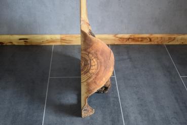 Handgeschnitzter Olivenholz "Dino"  Dieses einzigartige Olivenholz-Dekoelement besticht durch seine beeindruckende Maserung und geschwungene Form. Besonders hervorzuheben ist die elegante Kante am unteren Rand, die dem Dino seinen charmanten Charakter ver