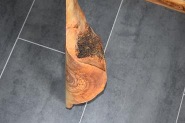 Handgeschnitzter Olivenholz "Dino"  Dieses einzigartige Olivenholz-Dekoelement besticht durch seine beeindruckende Maserung und geschwungene Form. Besonders hervorzuheben ist die elegante Kante am unteren Rand, die dem Dino seinen charmanten Charakter ver