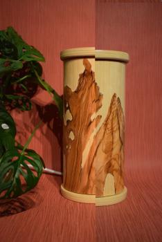Kleine, handgefertigte Olimba Tischlampe aus Olivenholz und Limba, die warmes und stimmungsvolles Licht spendet. Ideal für Schreibtische oder Nachttische.
