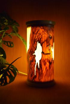 Stilvolle Olimba Tischlampe aus Olivenholz und Limbaholz, die warmes Licht spendet und vielseitig einsetzbar ist.