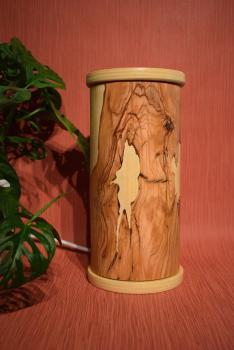 Stilvolle Olimba Tischlampe aus Olivenholz und Limbaholz, die warmes Licht spendet und vielseitig einsetzbar ist.