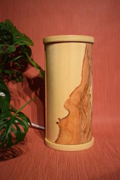 Stilvolle Olimba Tischlampe aus Olivenholz und Limbaholz, die warmes Licht spendet und vielseitig einsetzbar ist.